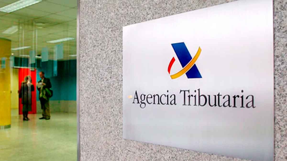 Fachada de la Agencia Tributaria en España, con su logotipo oficial para la gestión de la Renta