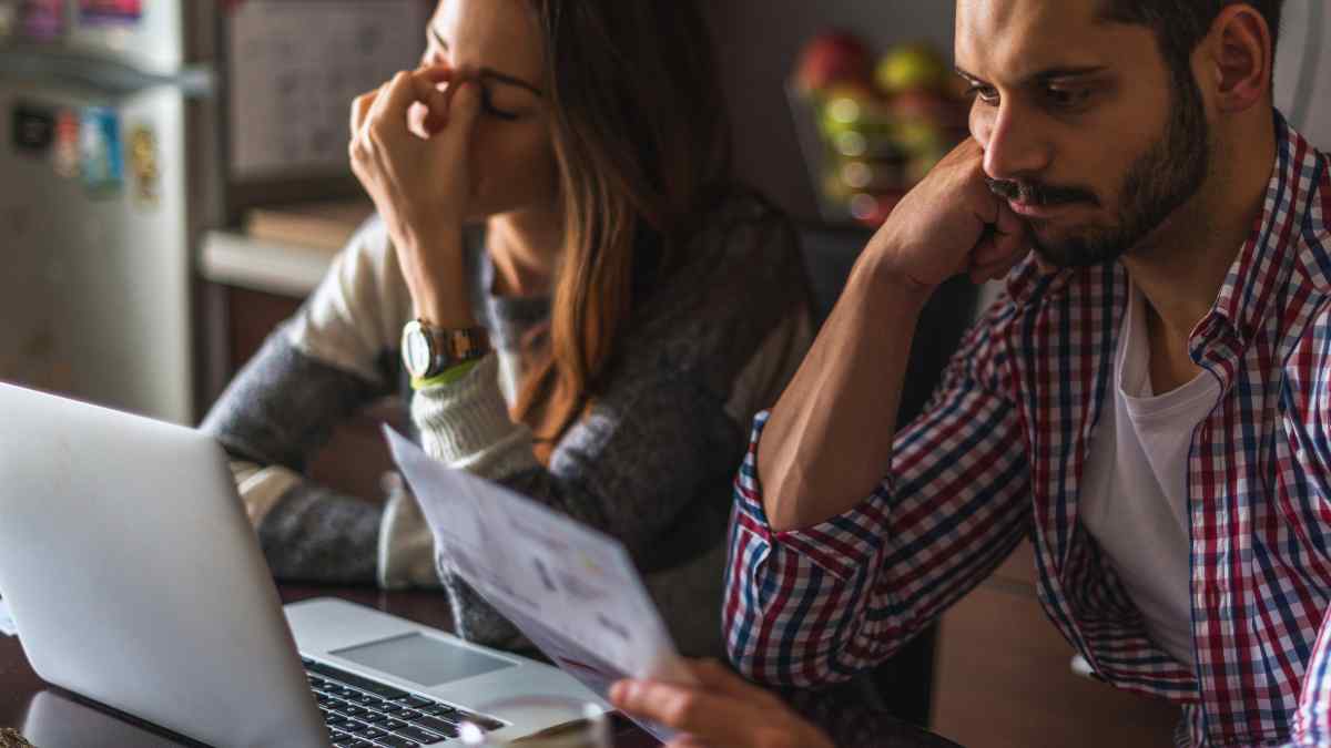 Existen casos en los que pueden embargar tu nómina por las deudas de tu cónyuge.