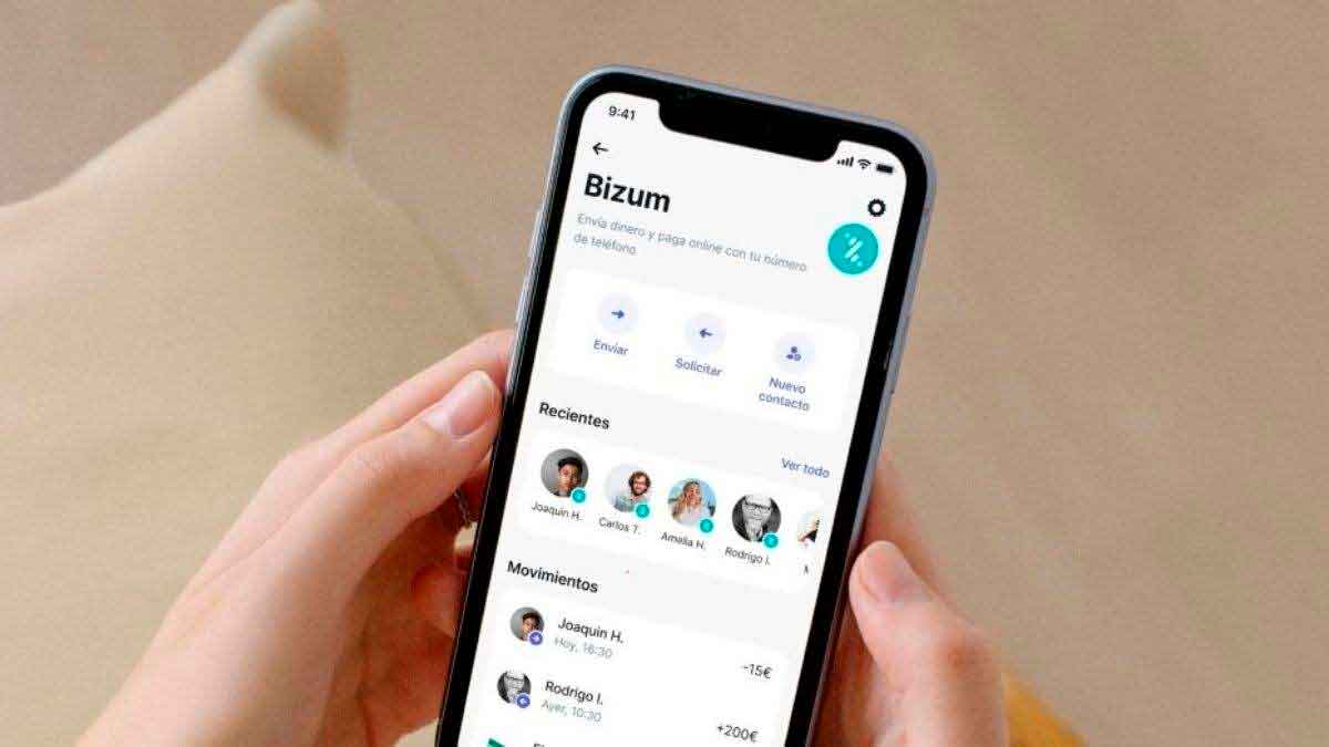 Pantalla de móvil con la aplicación Bizum para enviar dinero fuera de España a países europeos como Italia y Portugal