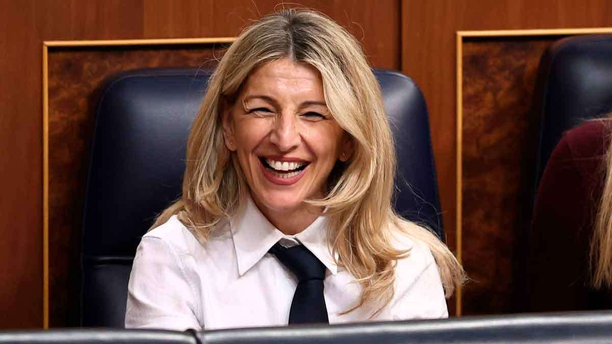 Mujer sonriente en un entorno institucional, vinculada a temas laborales y del SEPE en España