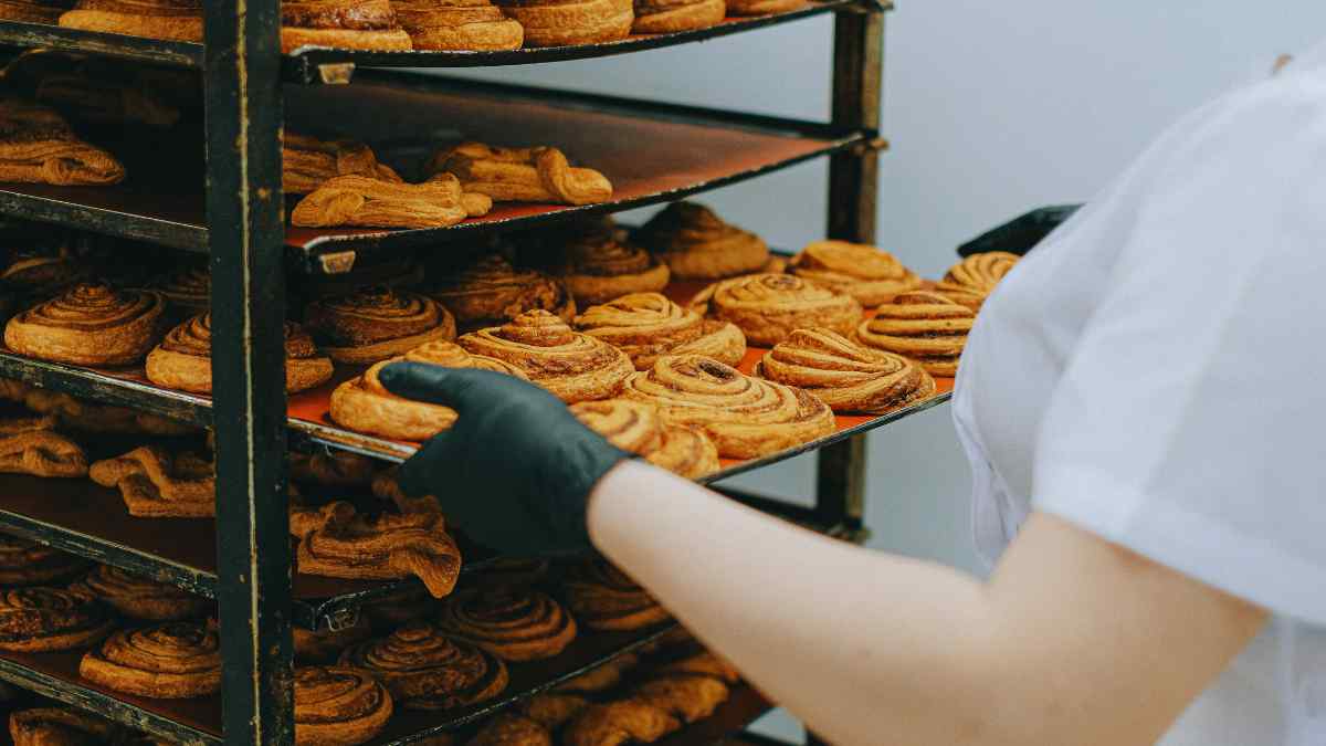 Pastelería despide a una trabajadora pero tendrá que pagarle 215 horas extra.