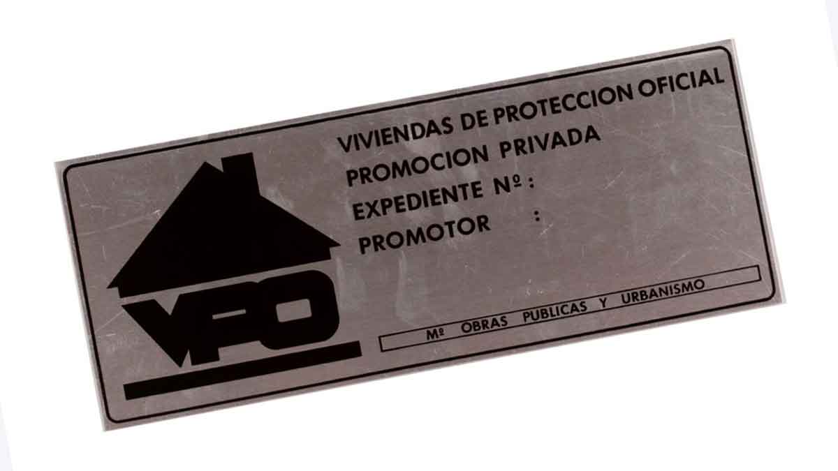 Placa identificativa de vivienda de protección oficial (VPO) en Andalucía, con logotipo de casa y leyenda “Viviendas de Protección Oficial”