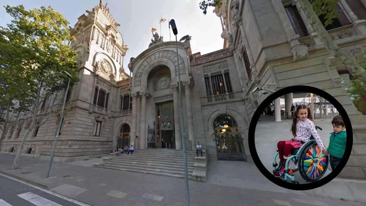Entrada del Tribunal Superior de Justicia de Cataluña con niña en silla de ruedas; sentencia reconoce su derecho a educación especial.