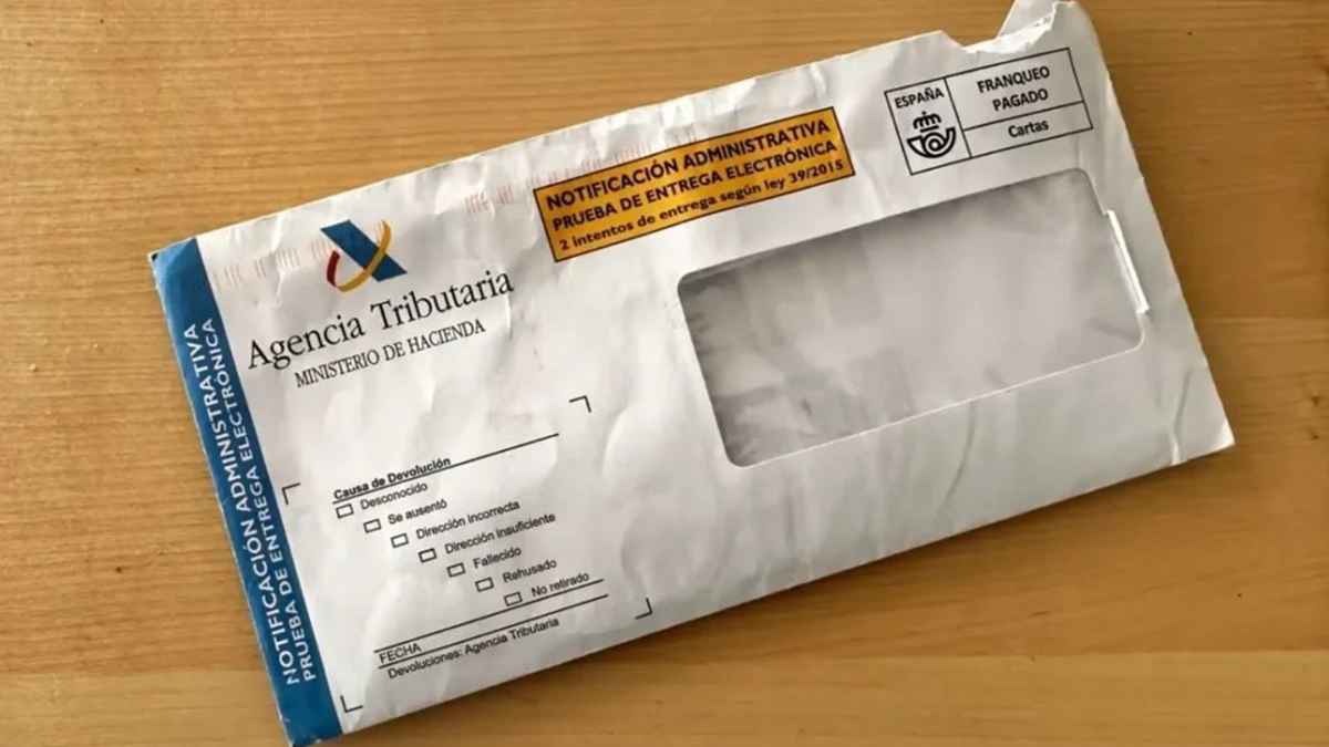 Sobre oficial de la Agencia Tributaria con carta-aviso de sanciones del IRPF si no se presenta la Renta antes del 1 de julio.