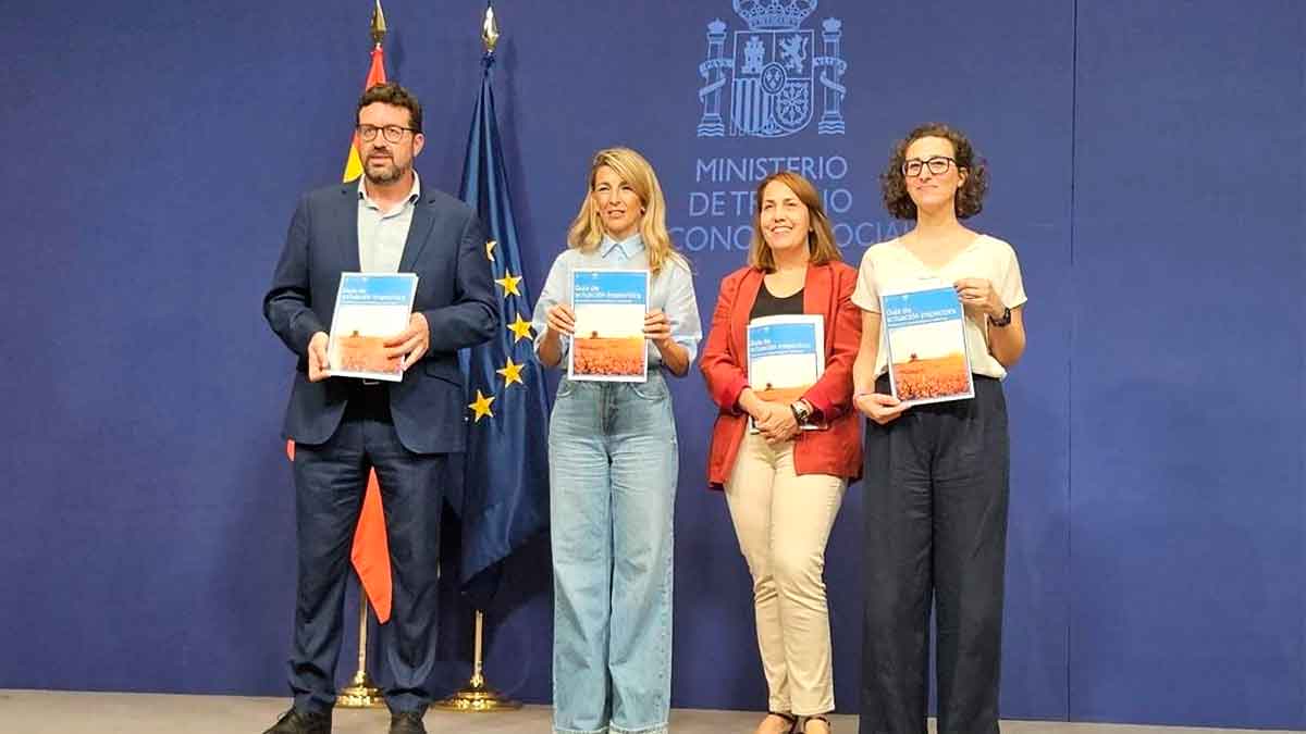Vicepresidenta segunda y equipo ministerial sostienen la guía del Plan Estival 2025 sobre prevención del calor en el Ministerio de Trabajo