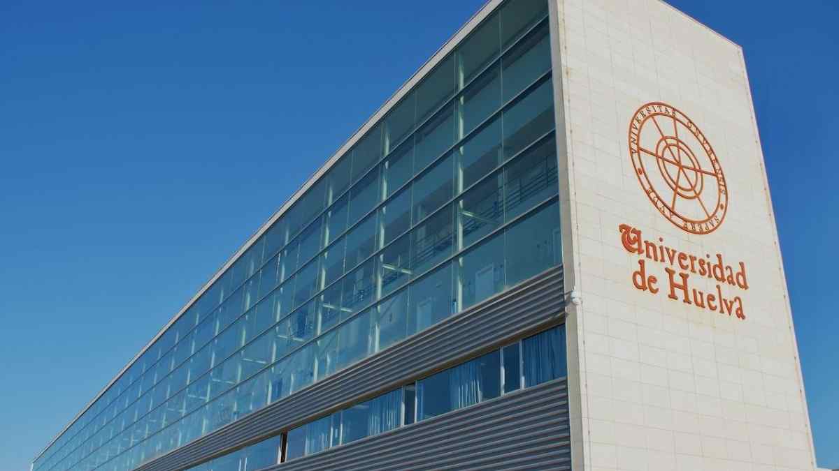 Fachada de la Universidad de Huelva, con nuevos títulos aprobados en Andalucía para el curso 2025-2026.
