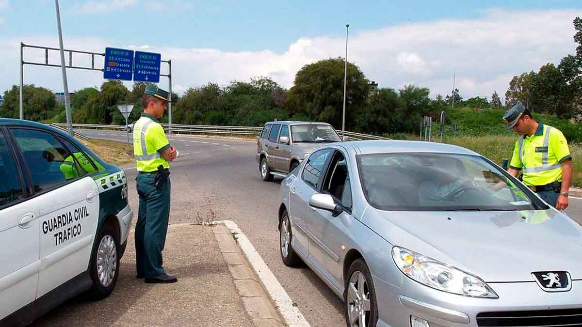 Control de la Guardia Civil revisando documentos obligatorios del vehículo para evitar multas de la DGT