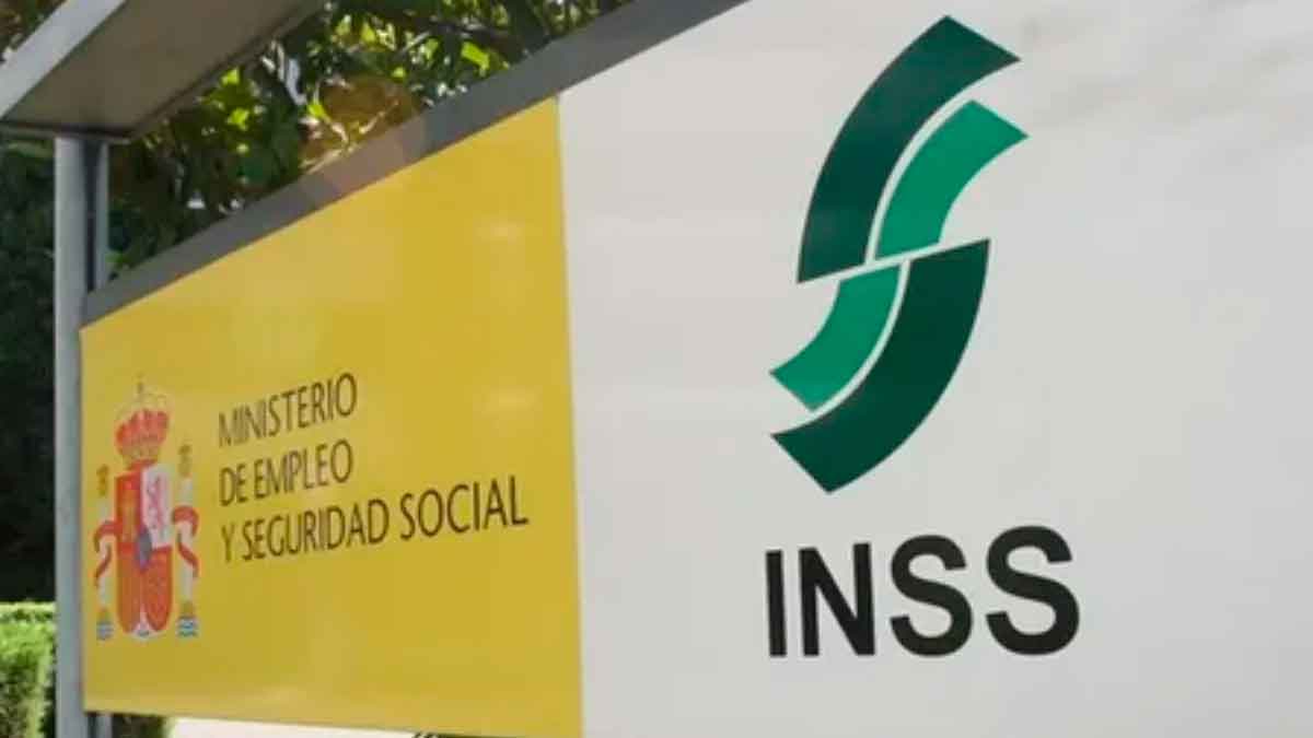 Cartel del INSS informando sobre cotizaciones extra para mujeres que han sido madres