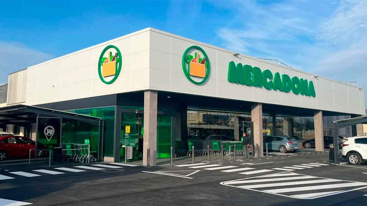 Fachada de un supermercado Mercadona en León, protagonista de la noticia sobre el despido de un empleado por bailar durante su baja por lumbalgia