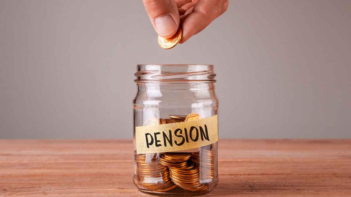 Tarro de cristal con monedas y etiqueta que dice pensión para representar la jubilación anticipada con sueldo de 1200 euros