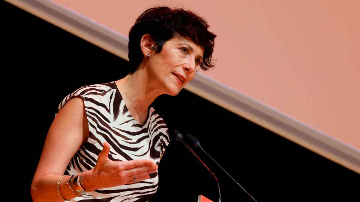 Mujer explicando las penalizaciones por jubilación anticipada en la Seguridad Social