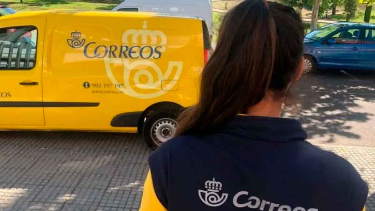 Trabajadora de Correos junto a furgoneta amarilla tras sentencia de despido improcedente con indemnización de casi 10.000 euros