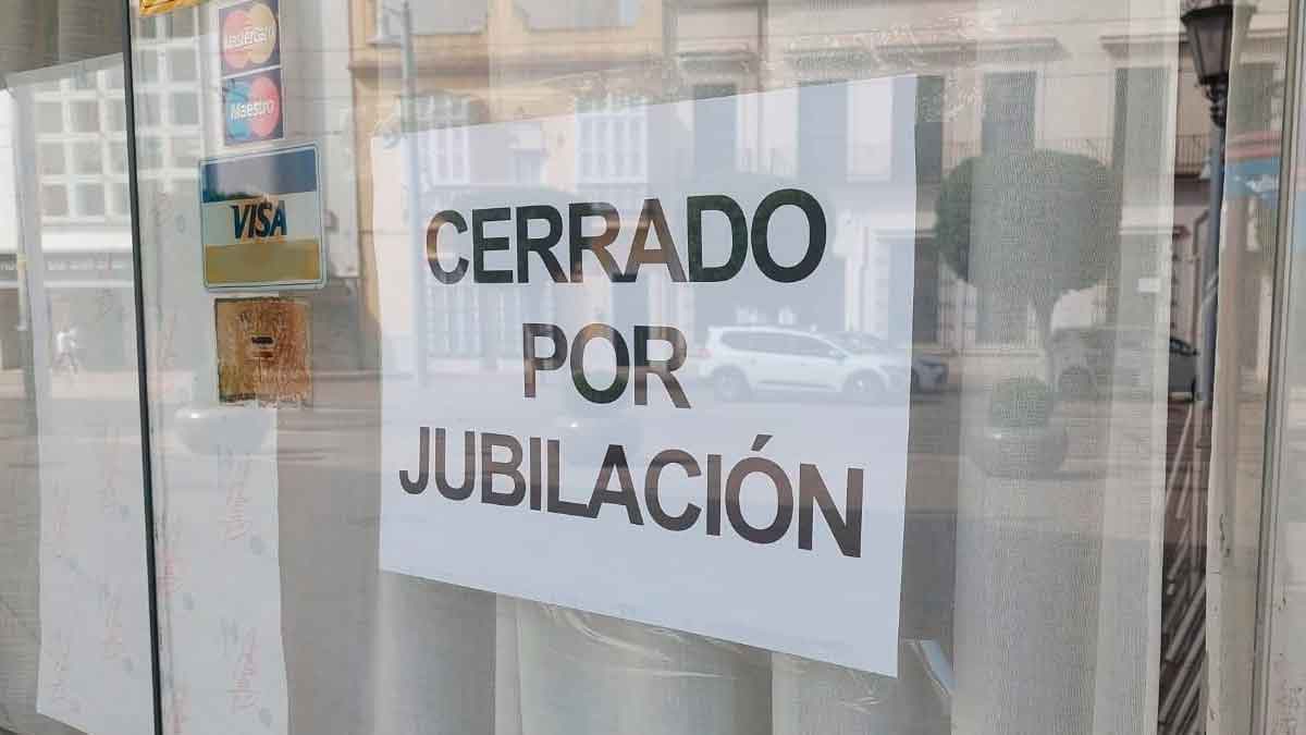 Cartel de cerrado por jubilación en negocio que cierra por retiro del dueño