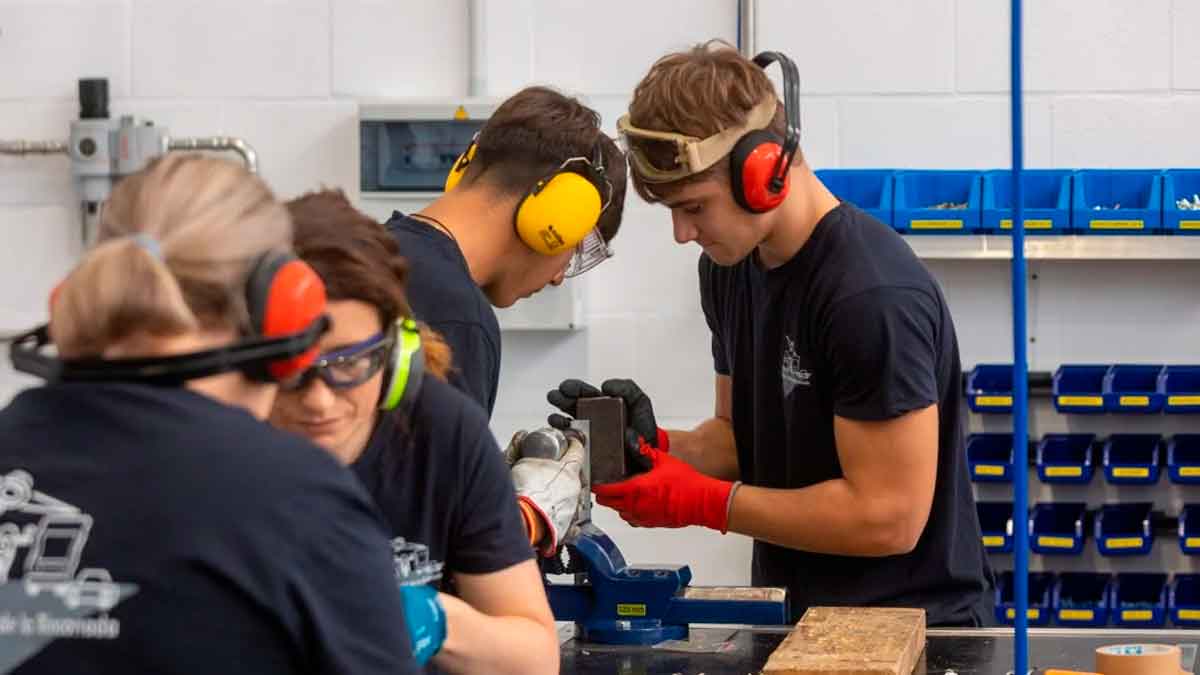 Estudiantes de FP realizando prácticas en taller con herramientas técnicas