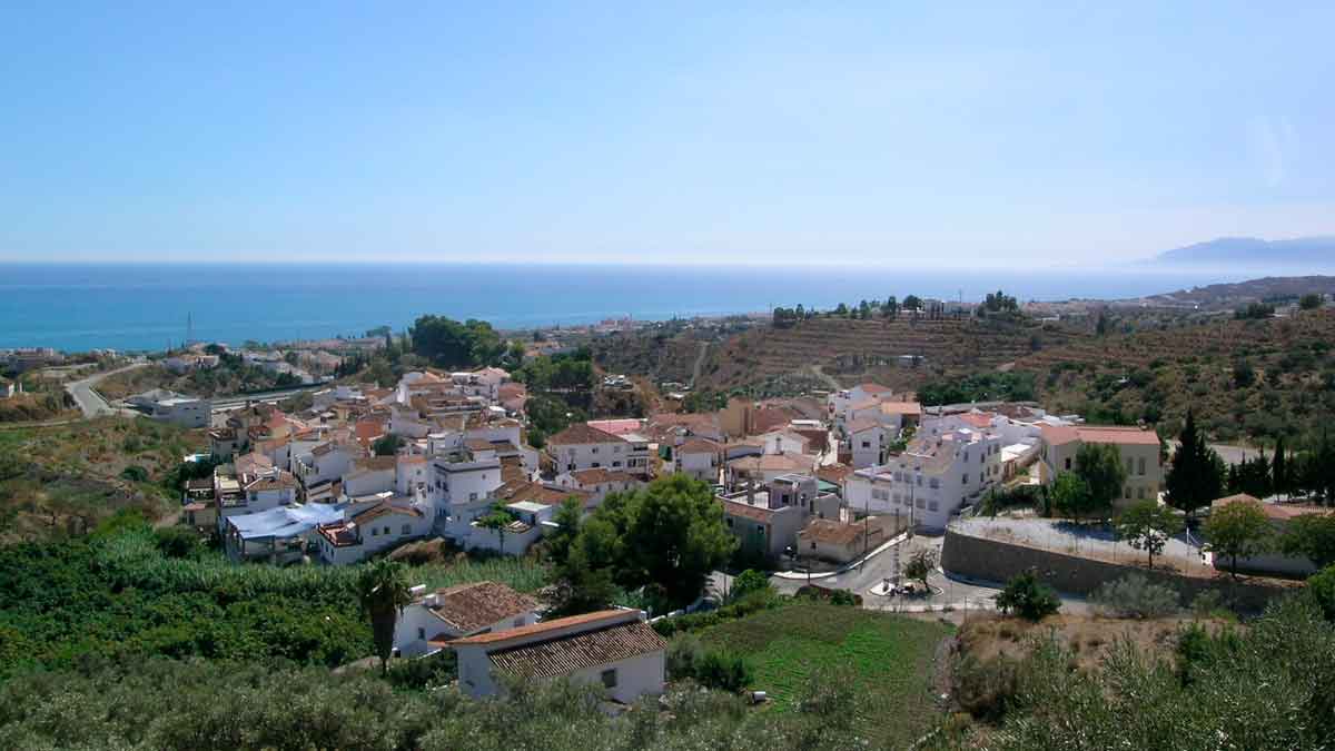 Vista panorámica de un pueblo de la Costa del Sol con casas y mar al fondo en Málaga