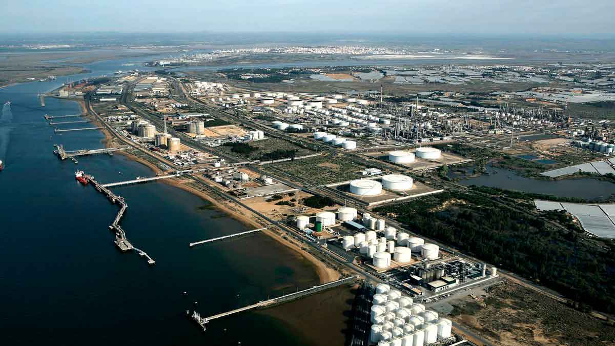 Vista aérea del polo industrial y químico de Huelva donde 140 estudiantes de FP completarán su formación durante el curso 2025/26