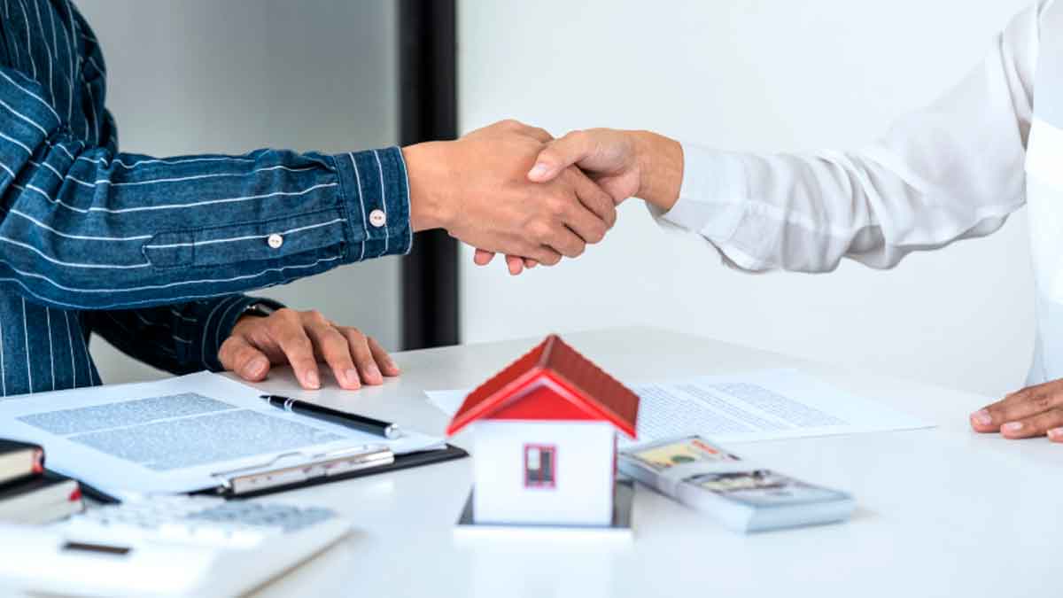 Persona firma un acuerdo de nuda propiedad para obtener dinero sin perder su vivienda