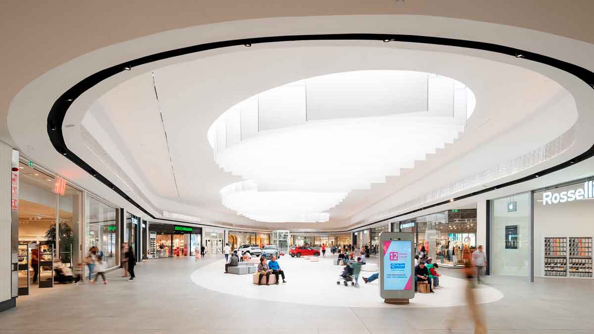 Interior del centro comercial Jaén Plaza donde se busca personal para trabajar con contrato indefinido y jornada completa