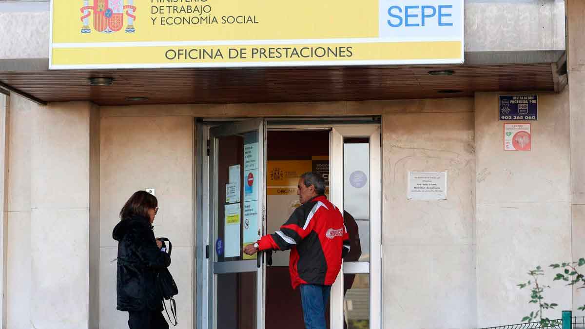 Personas accediendo a una oficina del SEPE para gestionar la compatibilidad del paro con trabajo autónomo