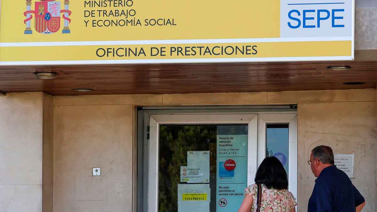 Entrada de una oficina del SEPE donde se gestionan prestaciones y el subsidio para mayores de 52 años