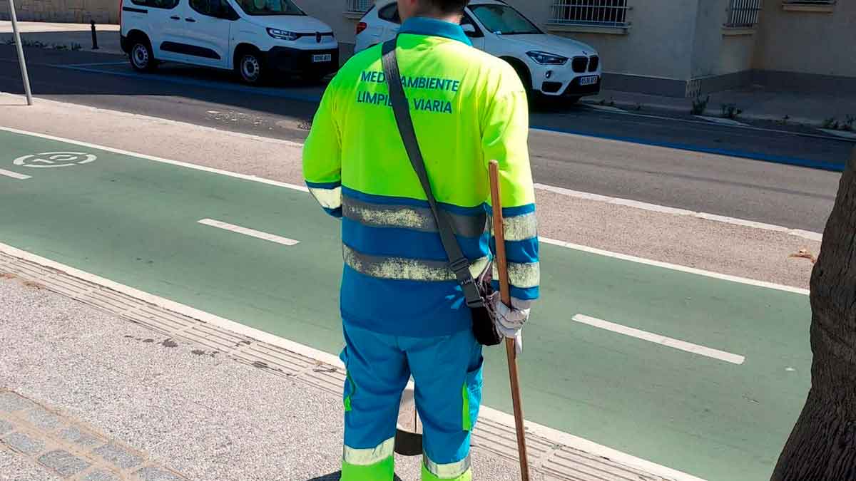 Operario de limpieza viaria en Puerto Real realizando labores en la vía pública