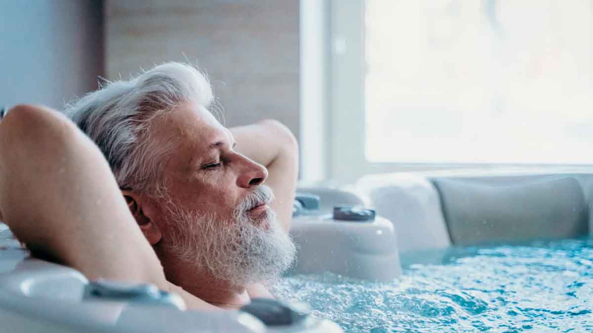 Hombre mayor relajándose en un balneario del programa de termalismo del Imserso 2026