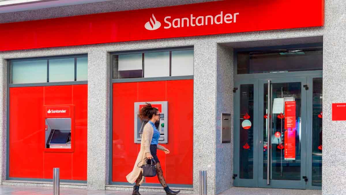 Fachada de una oficina del Banco Santander tras la sentencia que confirma el despido de una empleada por robo a una compañera