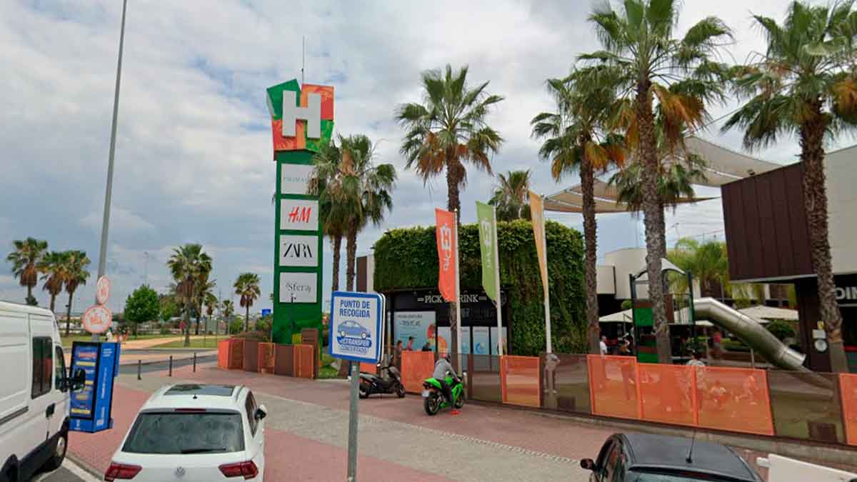 Entrada principal del Centro Comercial Holea en Huelva, lugar donde se ofrece empleo con contrato de relevo y jornada parcial