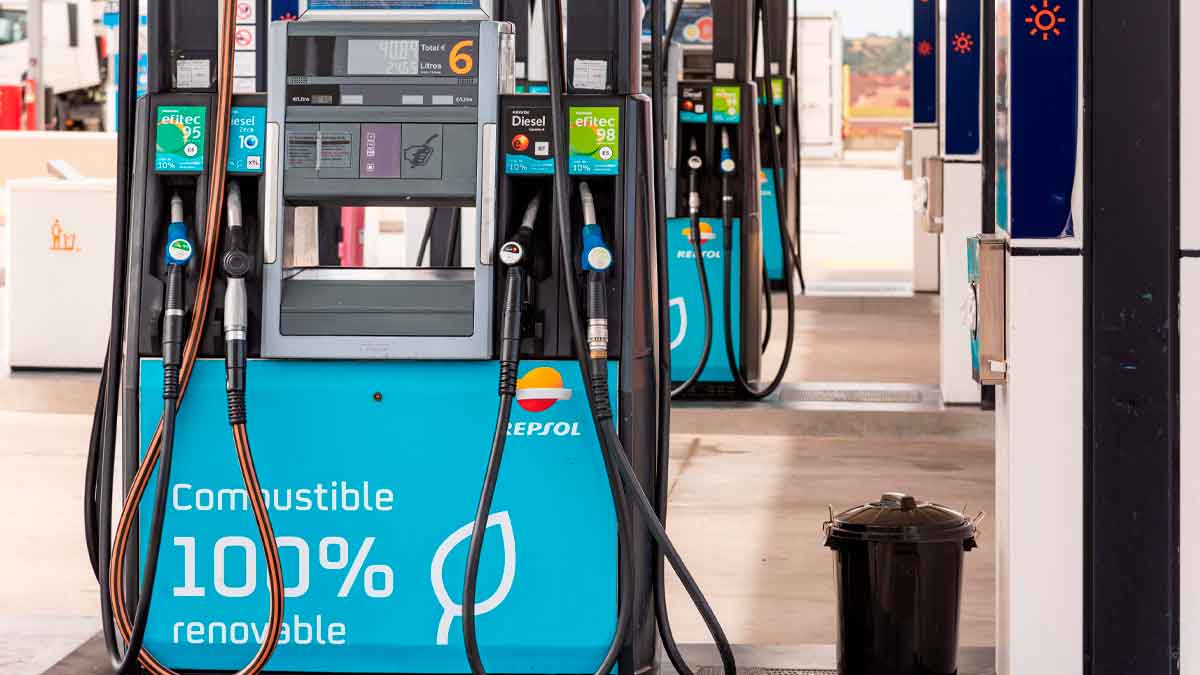 Surtidores de combustible renovable en una gasolinera Repsol en España