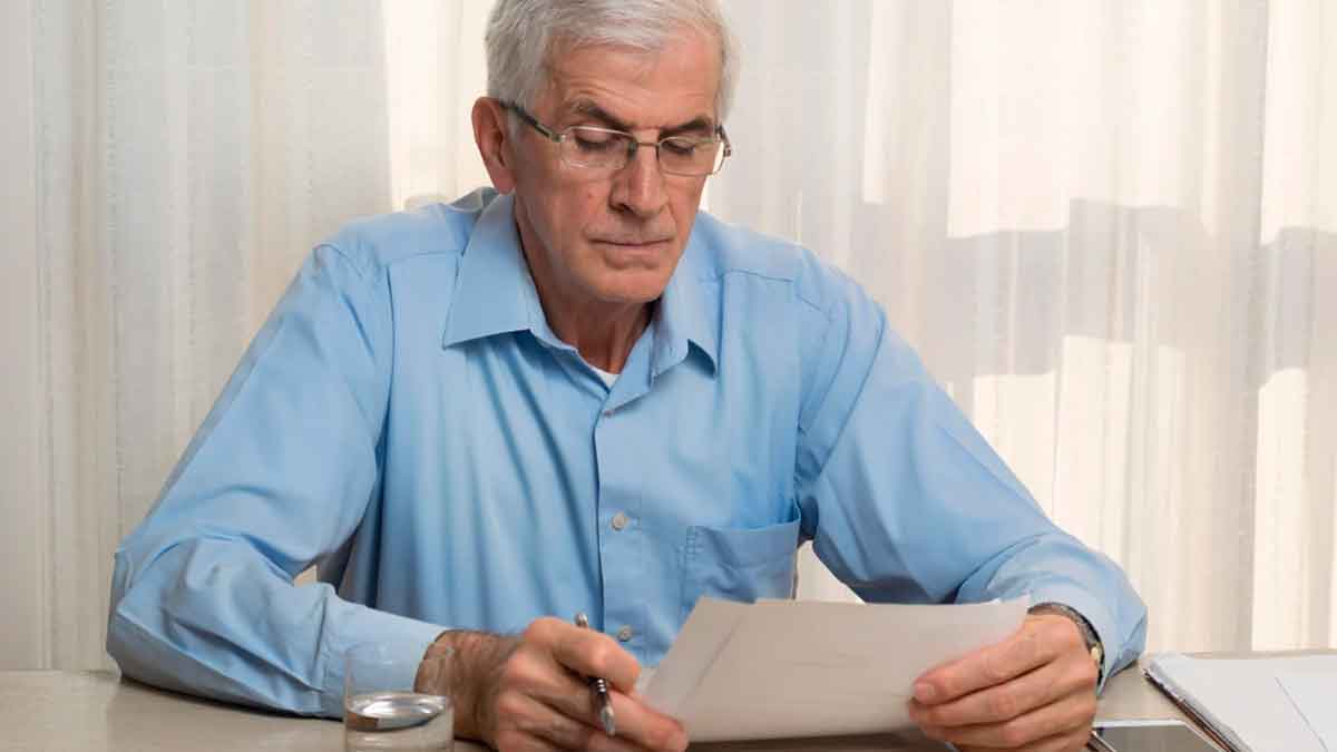 Hombre mayor revisando documentos sobre su jubilación y cotizaciones para 2025
