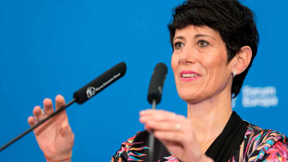 La ministra Elma Saiz explicando novedades del Ingreso Mínimo Vital en rueda de prensa