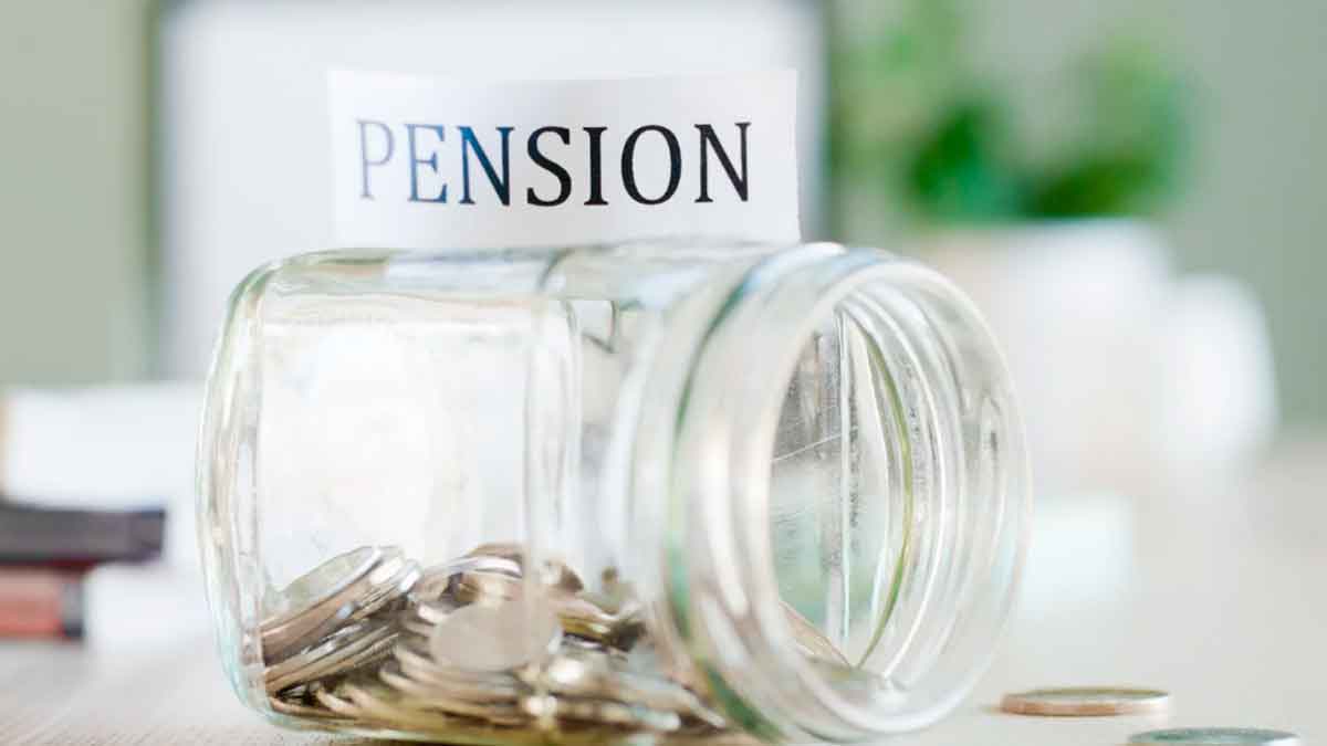 Hucha de cristal con monedas destinada al ahorro para la pensión