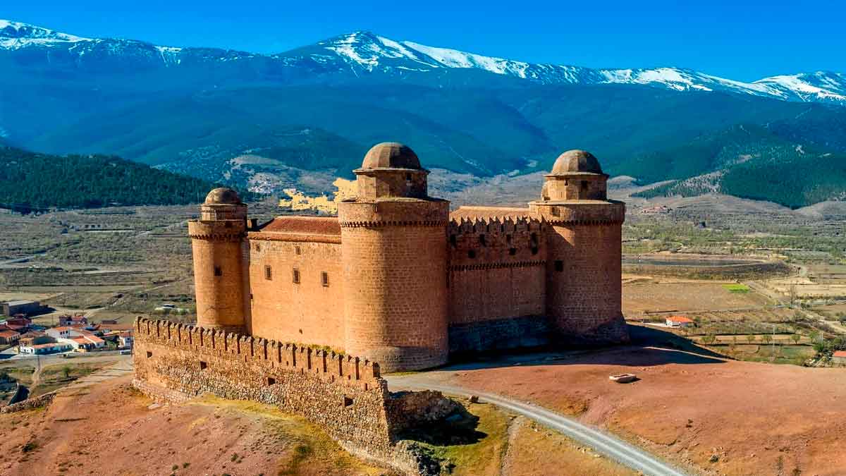 Castillo de La Calahorra frente a Sierra Nevada, fortaleza renacentista de mármol con vistas panorámicas al valle del Zenete