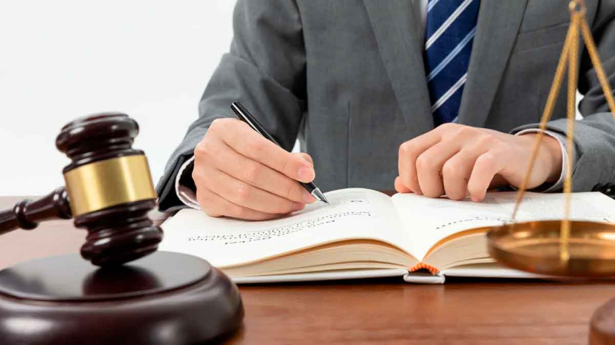 Juez revisando contrato de alquiler tras la decisión del Supremo que permite prórrogas de hasta 30 años