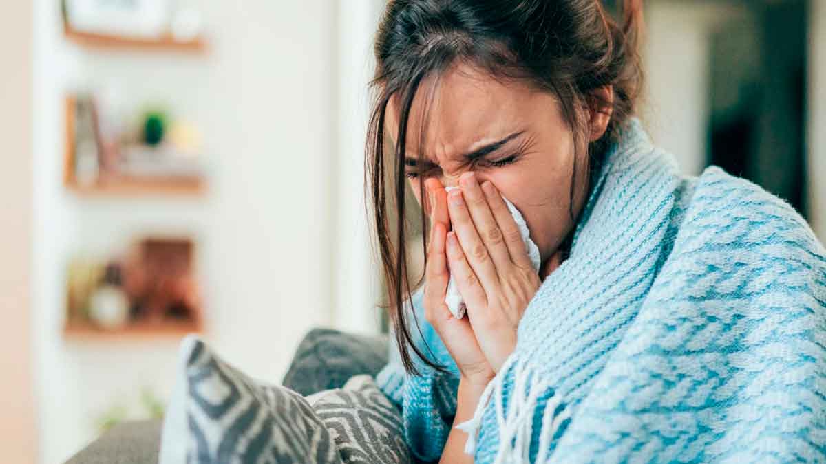 Trabajadora enferma en casa durante una baja médica, una de las principales causas del absentismo laboral en España
