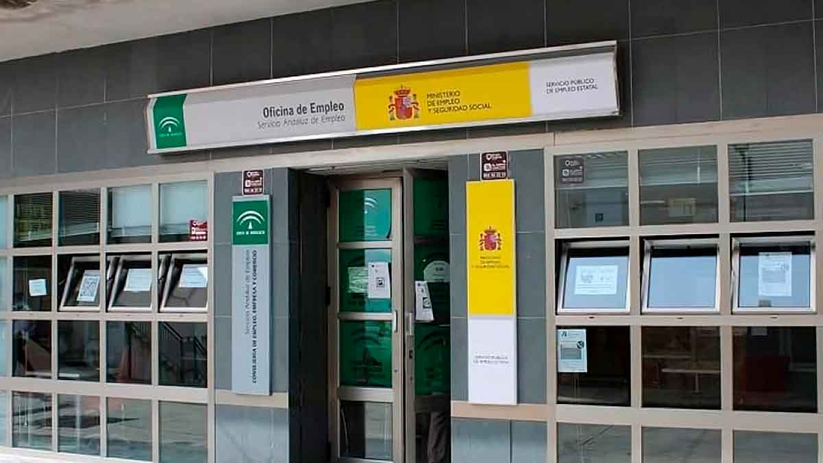 Oficina de empleo del SAE en Andalucía durante la caída del paro en noviembre