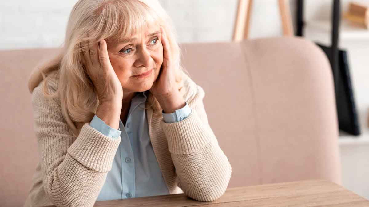 Mujer jubilada con gesto preocupado por la brecha de género en las pensiones