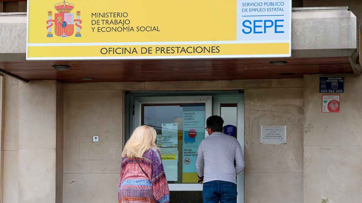 Personas accediendo a una oficina del SEPE para informarse sobre el subsidio para mayores de 52 años