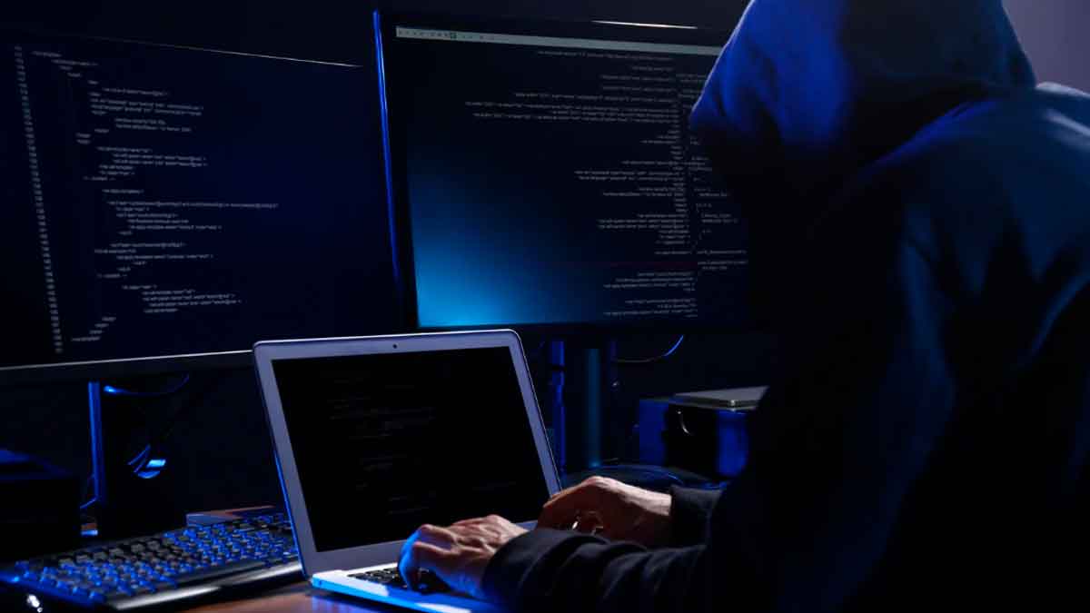 Persona usando un ordenador para cometer estafas en internet y robar datos personales