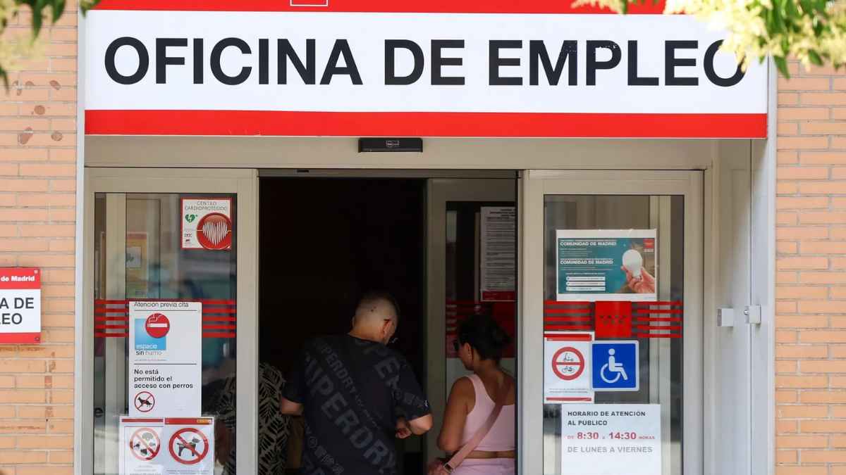 Oficina de empleo del SEPE con personas accediendo a nuevas ofertas de trabajo sin experiencia