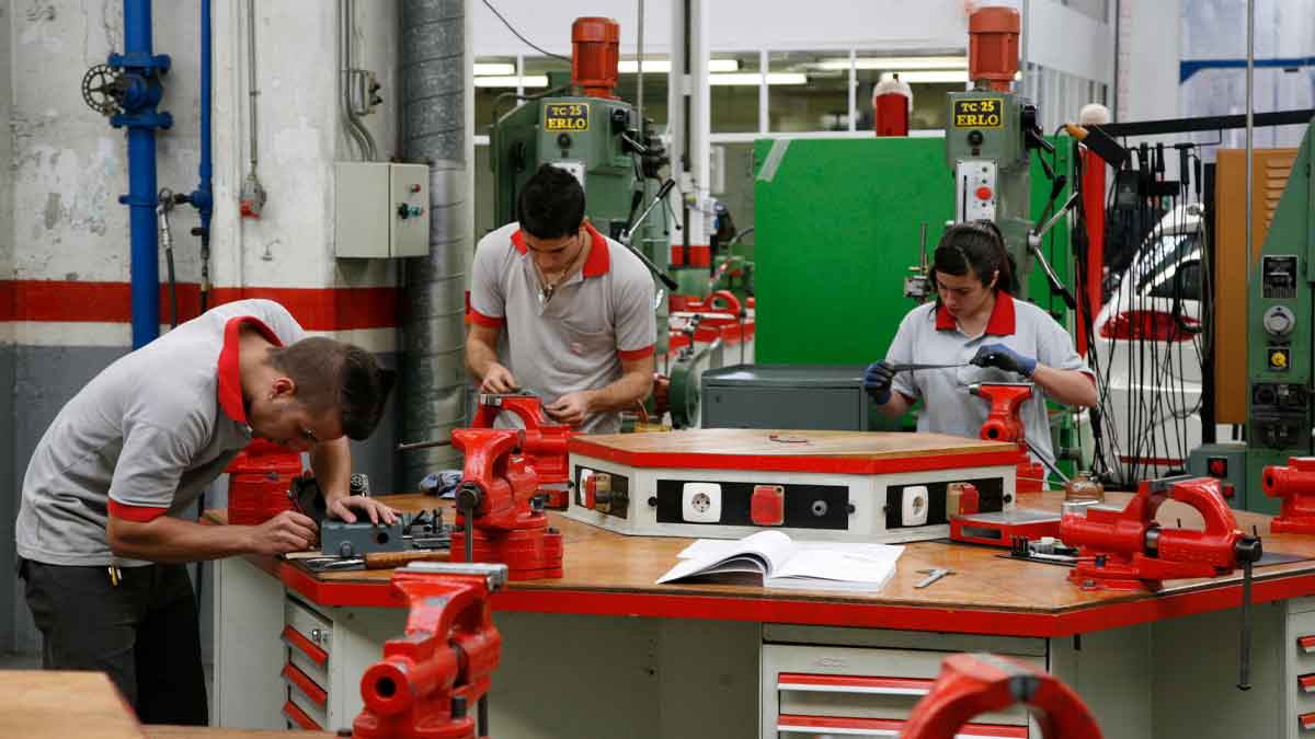 Alumnos realizando prácticas en un taller de Formación Profesional durante pruebas de acceso a FP