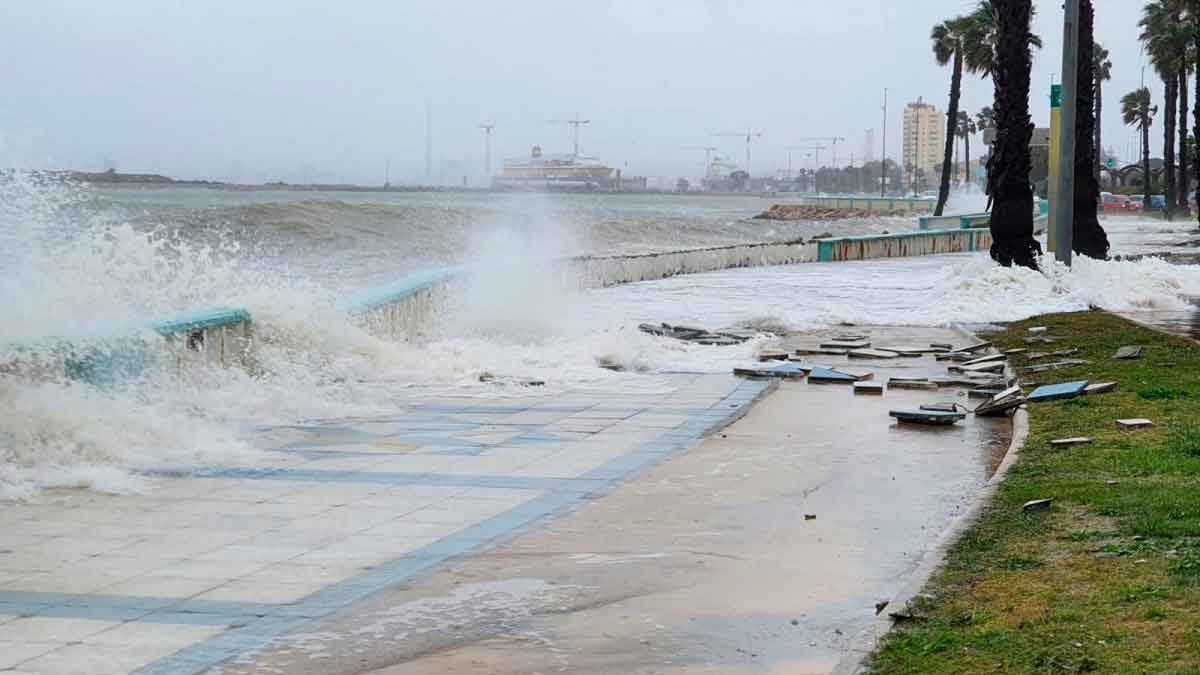 El fuerte oleaje golpea el paseo marítimo en la costa de Andalucía por la borrasca Harry, según la AEMET