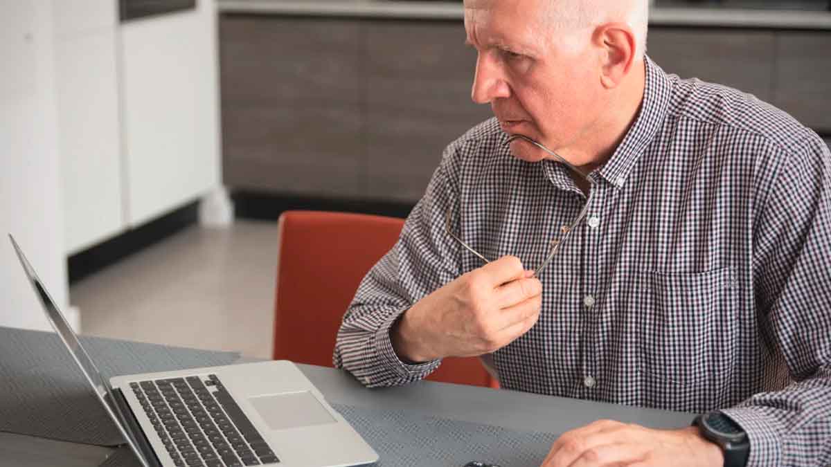 Persona revisando información sobre su pensión de jubilación tras haber trabajado fuera de España