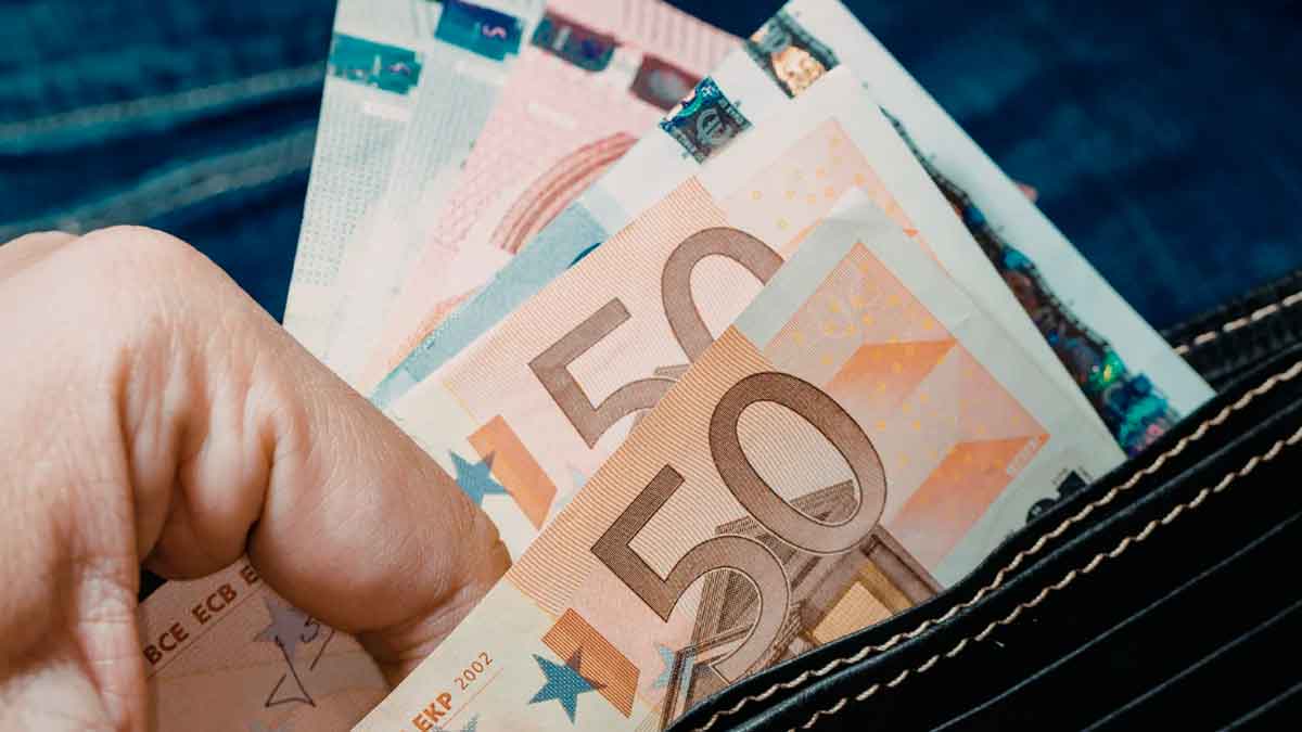 Billetes de euros en una cartera representando la ayuda extraordinaria para beneficiarios del FAS y SGIM en Andalucía en 2026