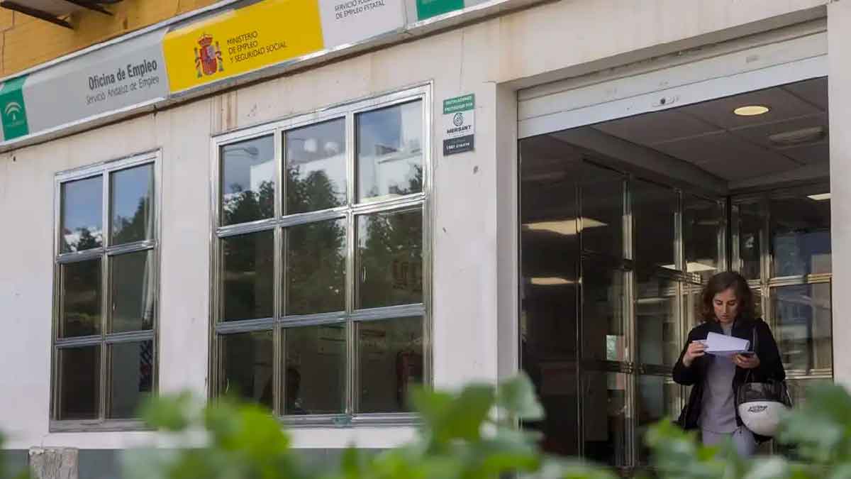 Oficina del SEPE donde una persona revisa documentación sobre el paro y un trabajo temporal de una semana