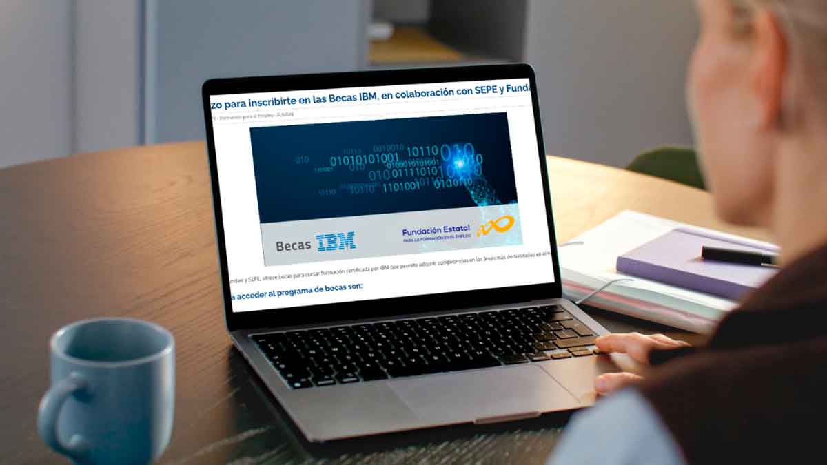 Persona consultando las Becas IBM con SEPE y FUNDAE para cursos online certificados desde un ordenador portátil