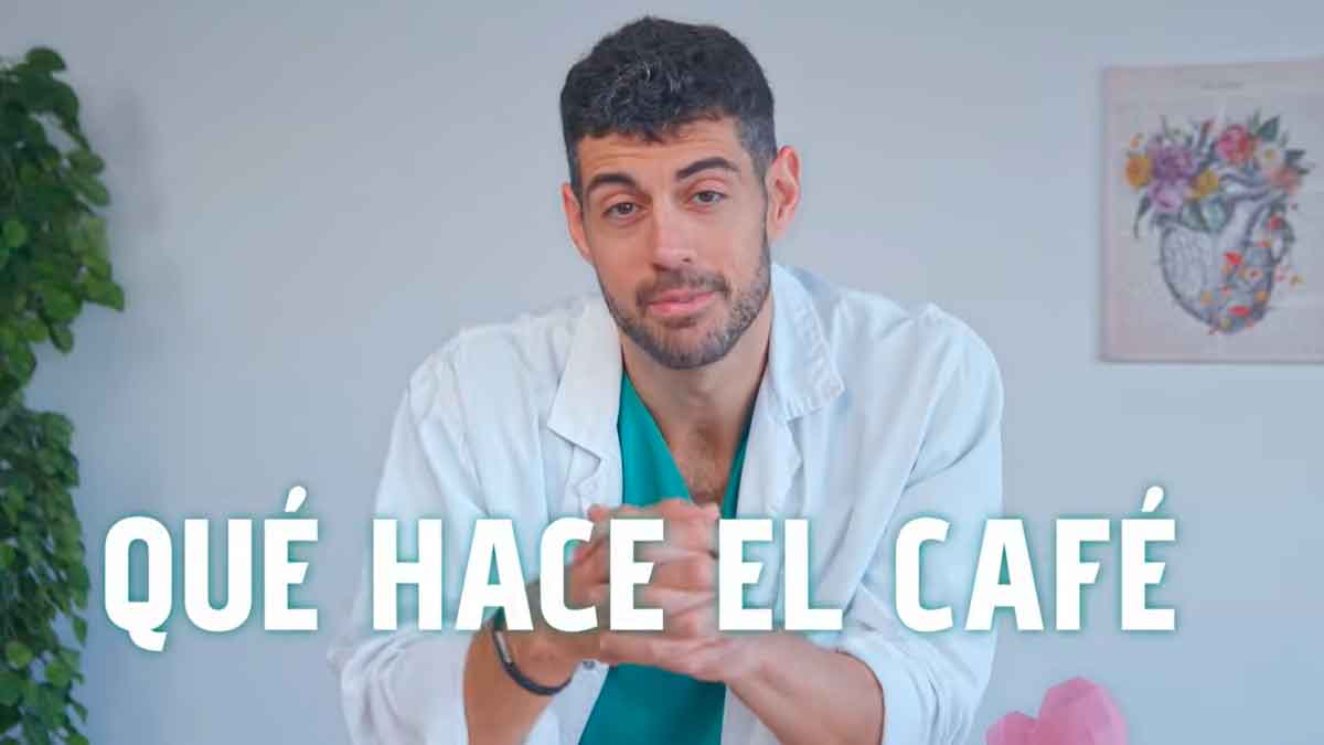Cardiólogo explicando los efectos del consumo diario de café en la salud
