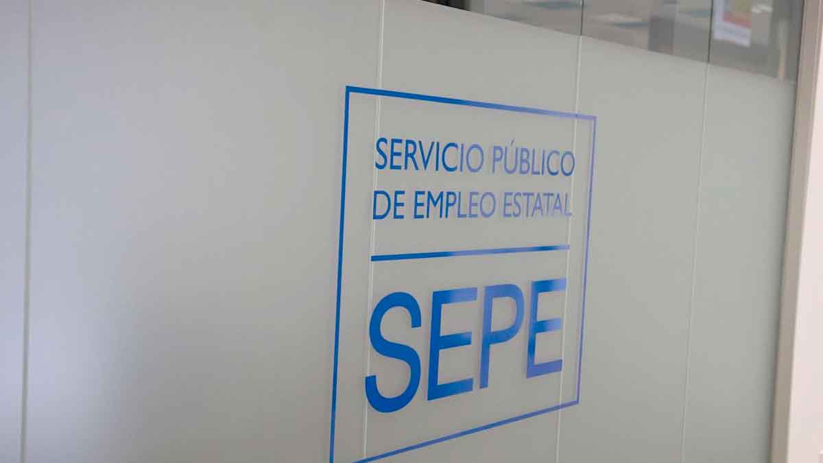 Logo del SEPE en una oficina del Servicio Público de Empleo Estatal sobre el pago automático del CAE en 2026