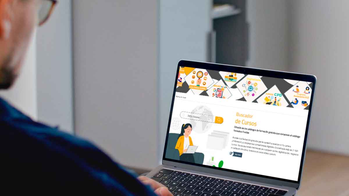 Persona consultando los cursos gratis y online del SEPE en 2026 desde un ordenador portátil