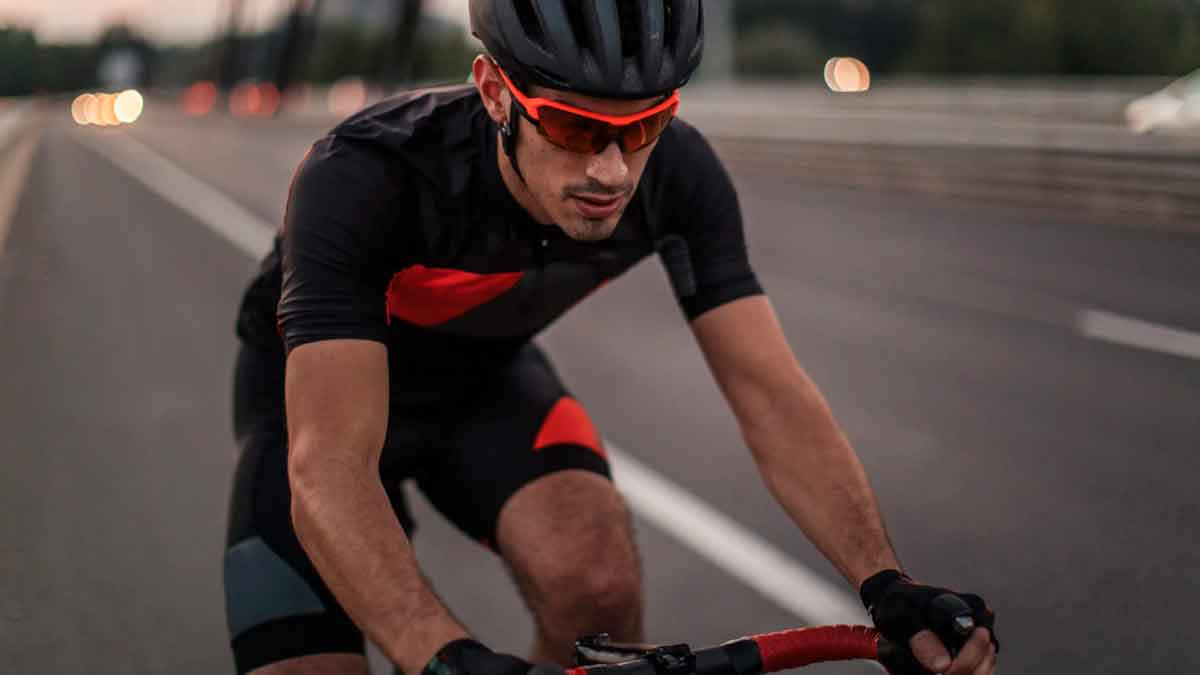 Ciclista realizando un entrenamiento intenso durante una baja laboral por lesión